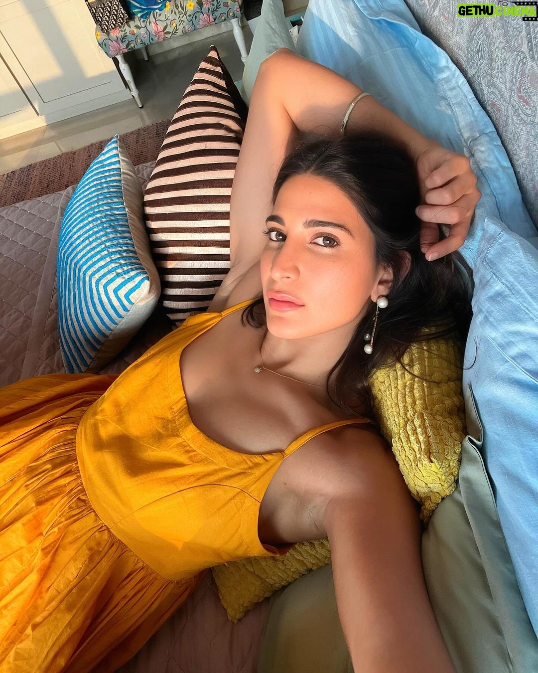 Aahana Kumra Instagram - Imma be your sunshine girl forever ๐ธ ๐๐๐๐ #throwbackthursday . . . . #thursday #throwback #sunshinegirl #sunshine #sun #sunnysideup #aahanakumra Mumbai - เคฎเฅเคเคฌเค