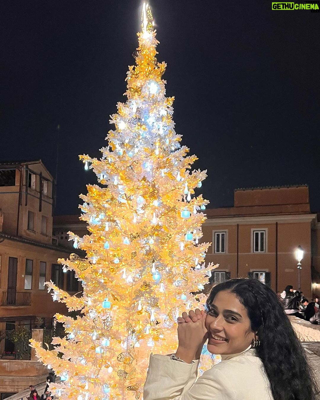 Aakanksha Singh Instagram - Merry Christmas everyone from me and mine to you and yours ๐
๐๐ฅโฅ๏ธ๐ Live,love and celebrate with your loved ones,wish for their best and be grateful ๐งก๐งฟ #merrychristmas #christmas2023