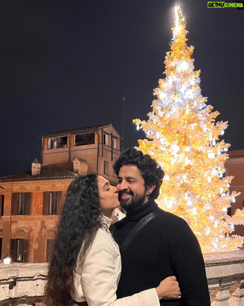 Aakanksha Singh Instagram - Merry Christmas everyone from me and mine to you and yours 🎅🎄🥂♥🎁 Live,love and celebrate with your loved ones,wish for their best and be grateful 🧡🧿 #merrychristmas #christmas2023
