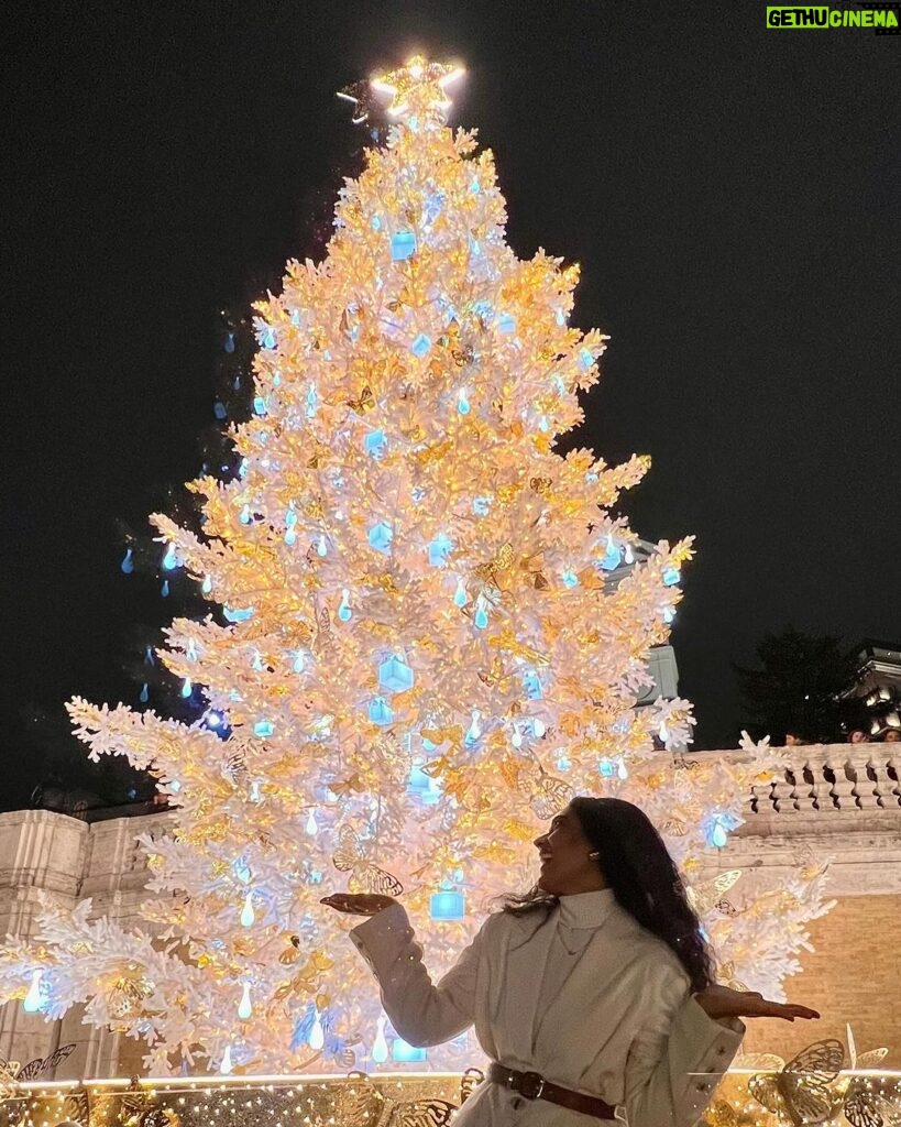 Aakanksha Singh Instagram - Merry Christmas everyone from me and mine to you and yours 🎅🎄🥂♥️🎁 Live,love and celebrate with your loved ones,wish for their best and be grateful 🧡🧿 #merrychristmas #christmas2023