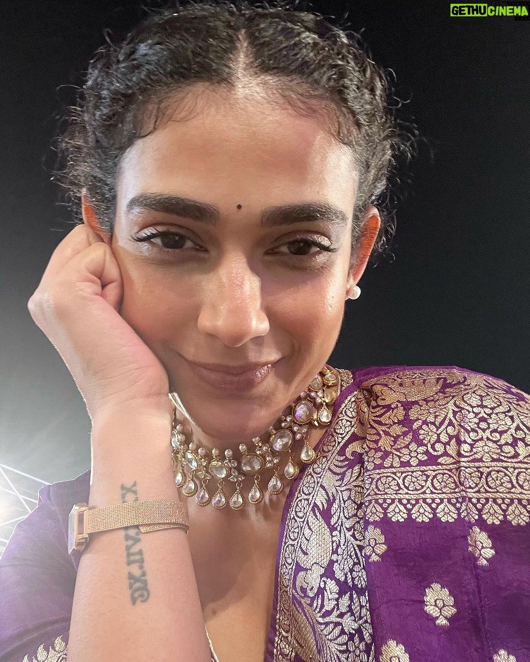 Aakanksha Singh Instagram - To the season of festivities,weddings,loads of sweets & my love for sarees 🥂💁🏻♀️💜
