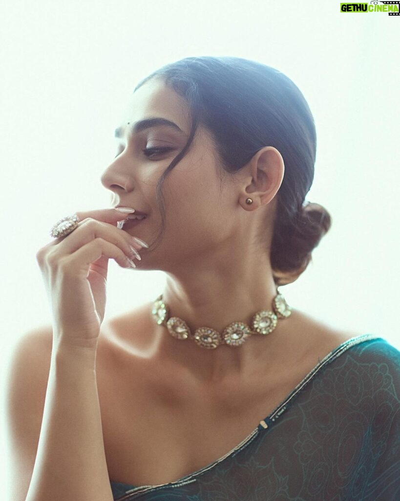 Aakanksha Singh Instagram - Smile 🤍 Jewellery : @sterasmusjewelry Styled by: @_mohitapandey_ Muah : @makeup.artist.anusha 📸 @gohil_jeet