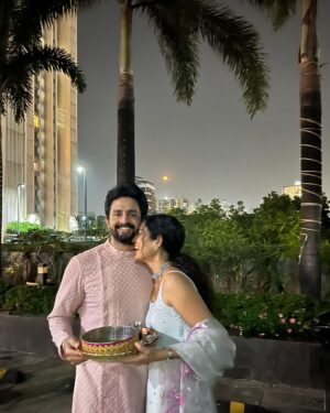 Aakanksha Singh Instagram - Lucky to have a partner who loves me,respects me and supports me, the man who never leave my side when I need him.Gives me company even when Iam fasting. Thank you for being you 🧿
Happy karwachauth ♥️
You are an inspiration baby @kunalsain17 and a perfect one