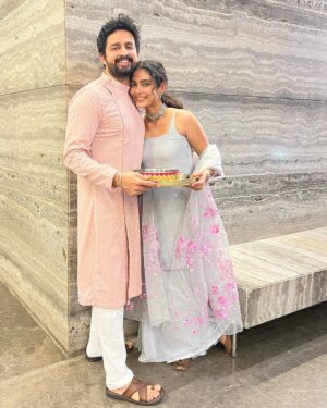 Aakanksha Singh Instagram - Lucky to have a partner who loves me,respects me and supports me, the man who never leave my side when I need him.Gives me company even when Iam fasting. Thank you for being you 🧿
Happy karwachauth ♥️
You are an inspiration baby @kunalsain17 and a perfect one