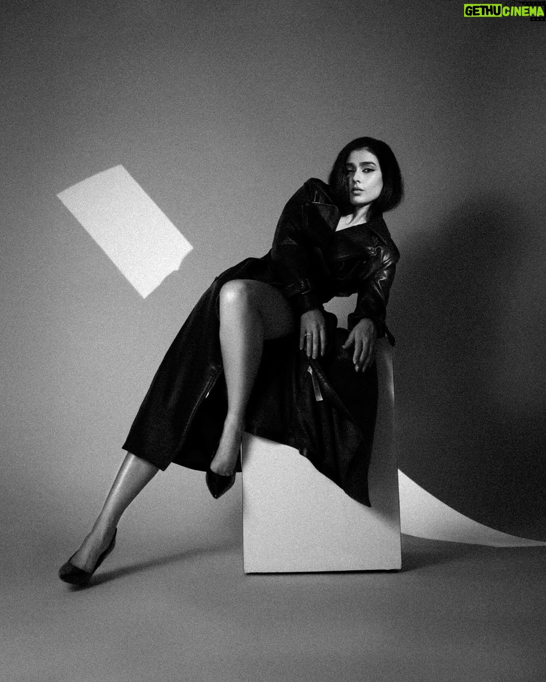 Aakanksha Singh Instagram - Melanophile 🖤