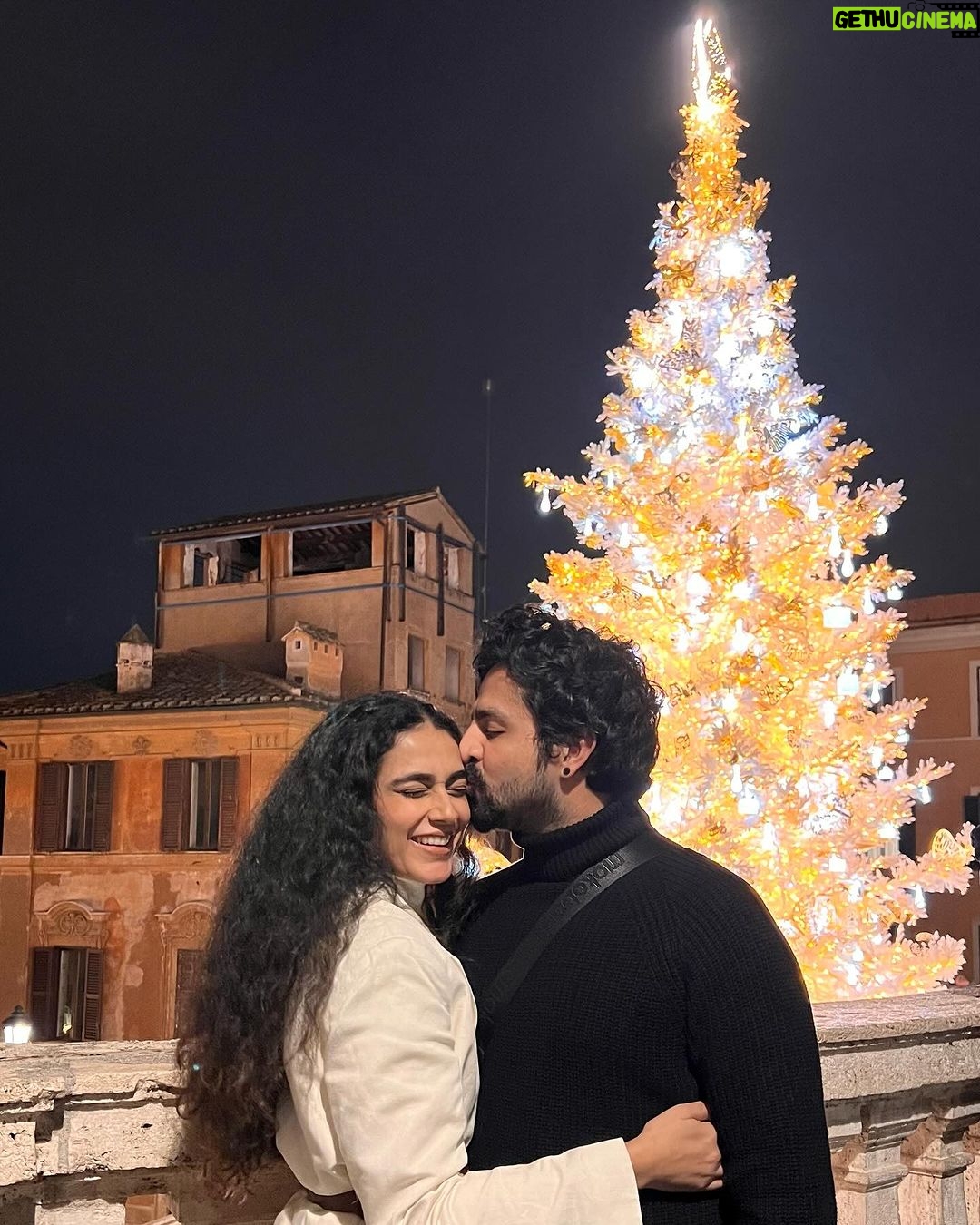 Aakanksha Singh Instagram - Merry Christmas everyone from me and mine to you and yours ๐
๐๐ฅโฅ๏ธ๐ Live,love and celebrate with your loved ones,wish for their best and be grateful ๐งก๐งฟ #merrychristmas #christmas2023