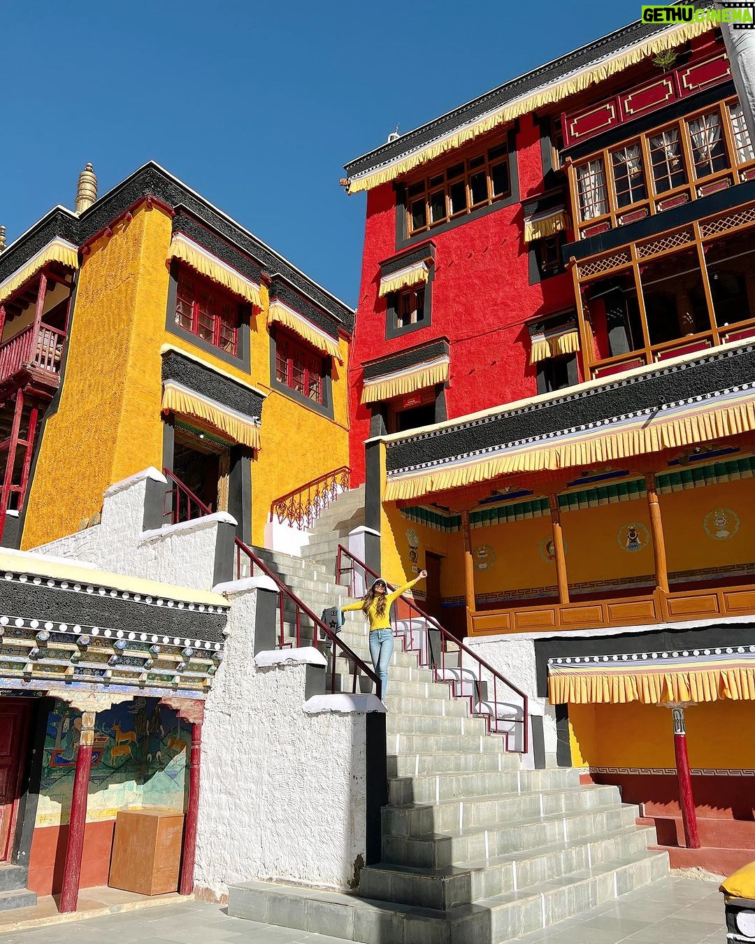 Aakriti Rana Instagram - Thiksey Monastery is the largest monastery of Central Ladakh, the monastery is also famous for its 49 ft tall statue of Maitreya Buddha in the lotus position, covering two floors of the monastery. Isn’t it so beautiful? #DefenderJourneys @landrover_in @Cougar__Motorsport #CougarMotorsport #partnership #aakritirana #leh #ladakh #thikseymonastery #travelblogger #incredibleindia
