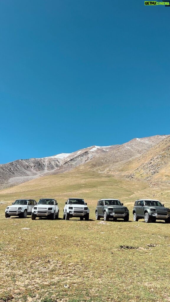 Aakriti Rana Instagram - Haha the attention a bunch of Defenders moving together were getting was insane! Do you know that you can also be a part of #DefenderJourneys? Experience driving the Defender across epic landscapes, immerse in diverse local culture and halt at the best luxury stays in Ladakh. Let me know if you need the link for registration. @landrover_in @Cougar__Motorsport Don’t forget to share this with your friends! ❤️ #CougarMotorsport #partnership #aakritirana #defender #landroverdefender #offroading #luxury #trending #luxurylifestyle #ladakh #trend #reelsindia #incredibleindia #travelblogger