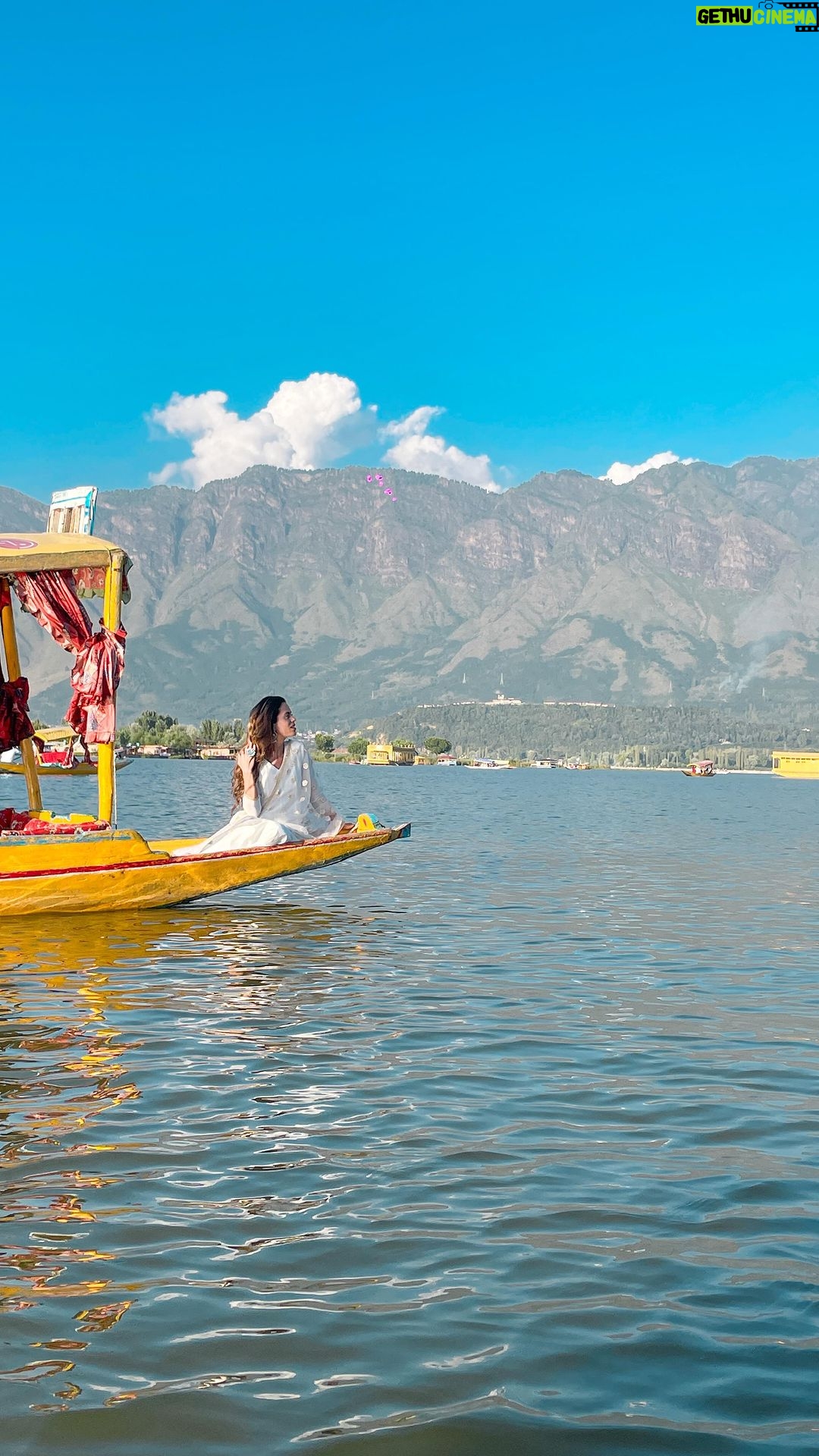 Aakriti Rana Instagram - Here in Srinagar after 9 long years! Dad was posted here and I spent so much time in this beautiful city. So good to be back here. But hold up, I am here for a beautiful journey which is starting tomorrow ๐ Wearing : @shauryasanadhyalabel #Aakritirana #srinagar #dallake #kashmir #travelblogger #indiantravelblogger #wanderlust #reelsindia #india #incredibleindia #transitionreels #DefenderJourneys