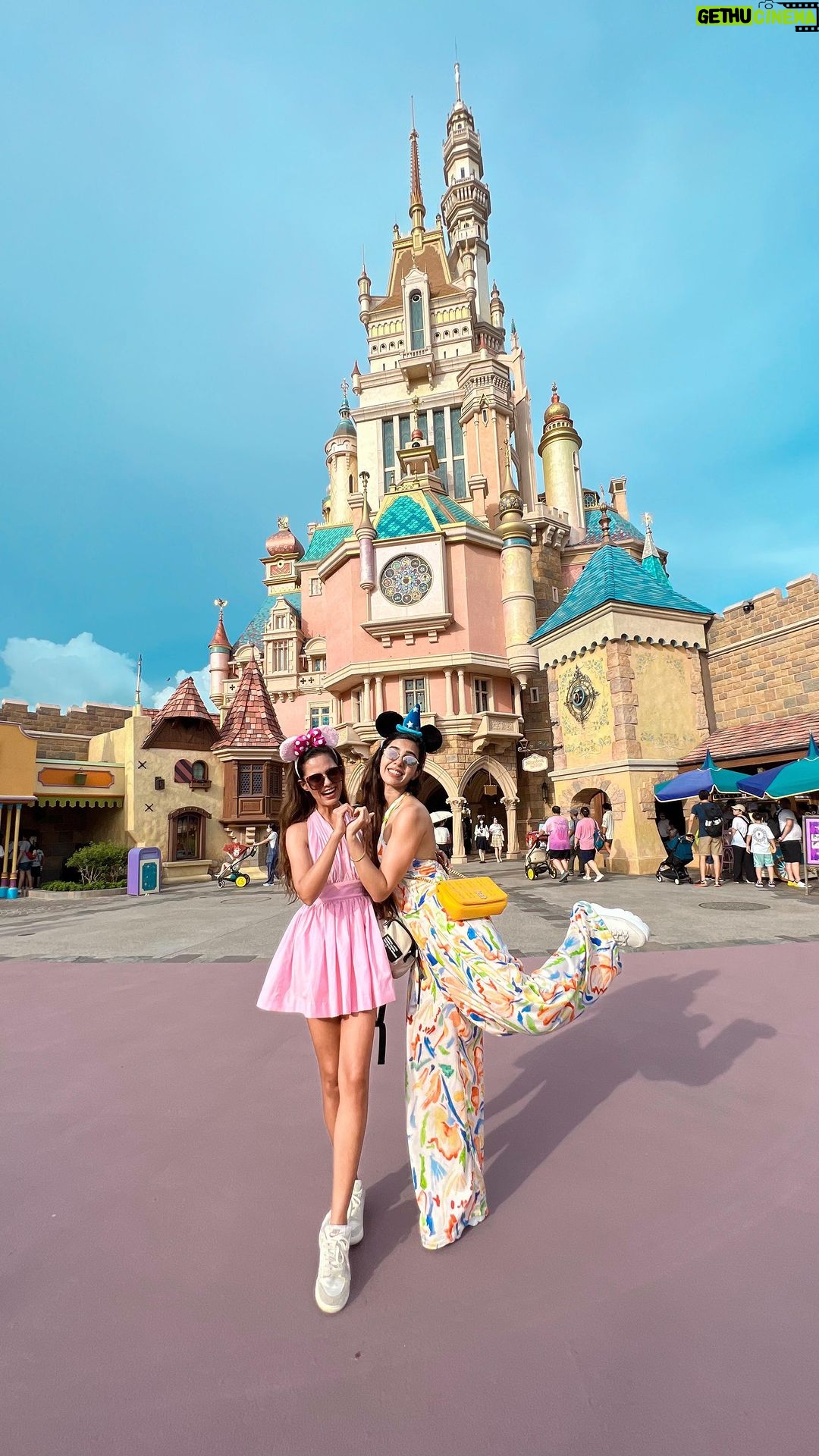 Aakriti Rana Instagram - Koi mujhe @bahaar_art se bachao 🤣🤣🤣 Look at @travelwithsearats having so much fun while watching our cat fight 🥲 Tag a friend who you fight with all the time but can’t stay a day without talking to her 😋 #aakritirana #catfight #funnyvideos #reelsinstagram #travelbloggers #instagramvsreality #realitycheck #girlfriend