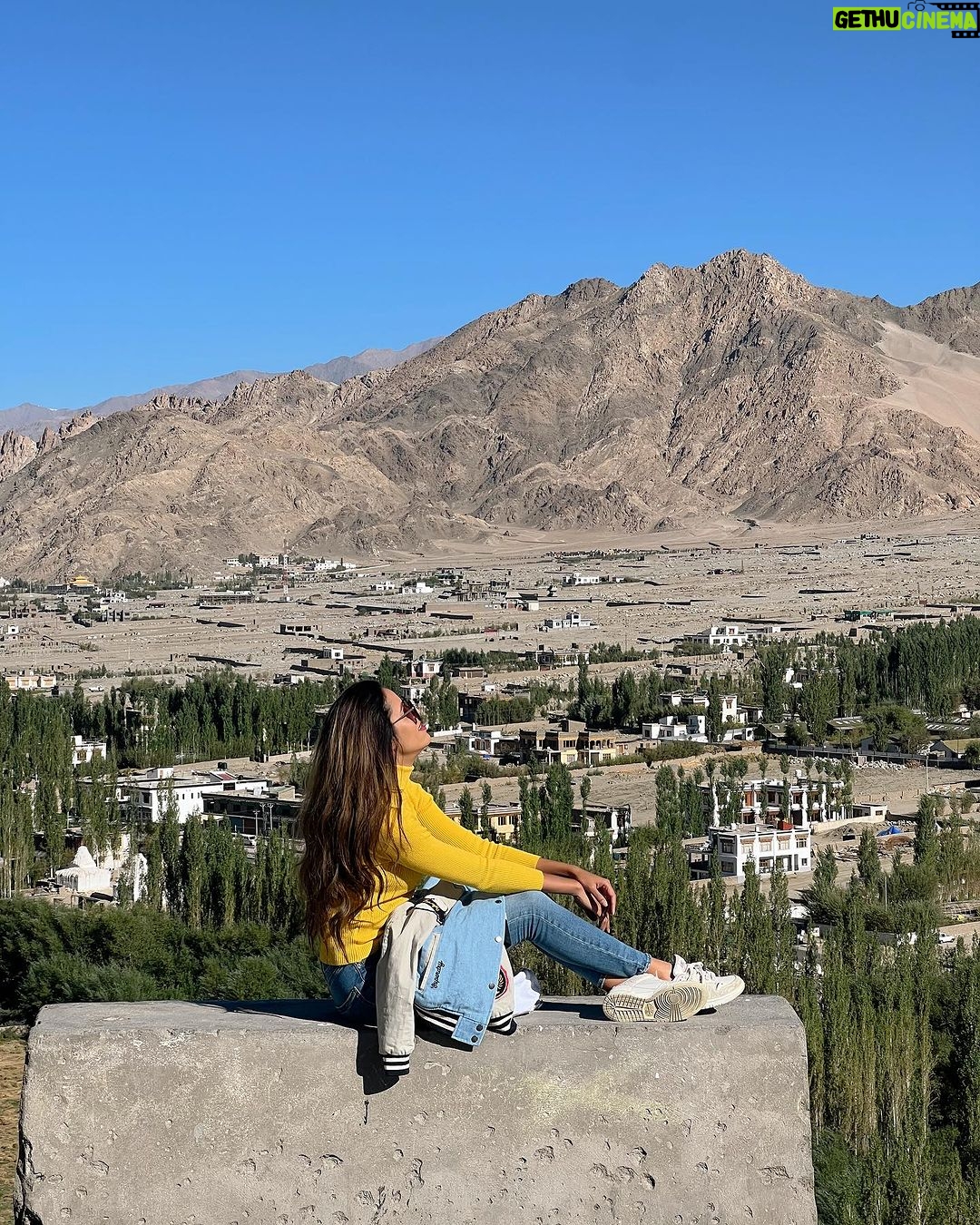 Aakriti Rana Instagram - Thiksey Monastery is the largest monastery of Central Ladakh, the monastery is also famous for its 49 ft tall statue of Maitreya Buddha in the lotus position, covering two floors of the monastery. Isn’t it so beautiful? #DefenderJourneys @landrover_in @Cougar__Motorsport #CougarMotorsport #partnership #aakritirana #leh #ladakh #thikseymonastery #travelblogger #incredibleindia