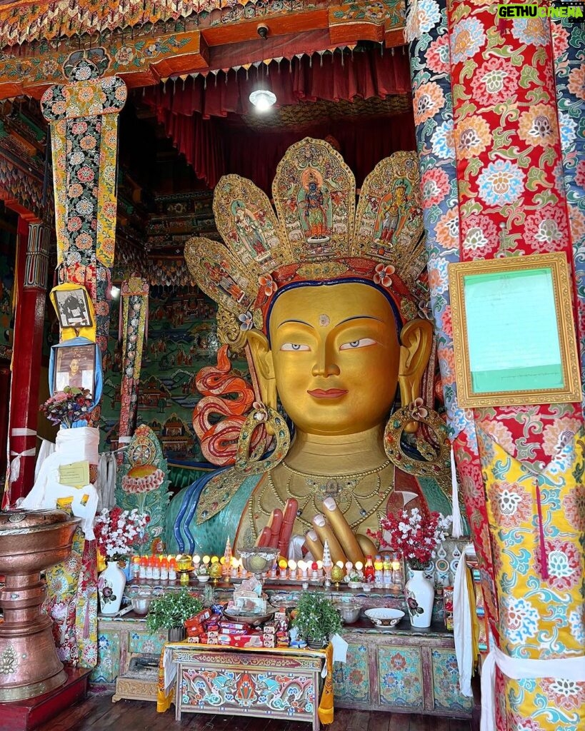Aakriti Rana Instagram - Thiksey Monastery is the largest monastery of Central Ladakh, the monastery is also famous for its 49 ft tall statue of Maitreya Buddha in the lotus position, covering two floors of the monastery. Isn’t it so beautiful? #DefenderJourneys @landrover_in @Cougar__Motorsport #CougarMotorsport #partnership #aakritirana #leh #ladakh #thikseymonastery #travelblogger #incredibleindia