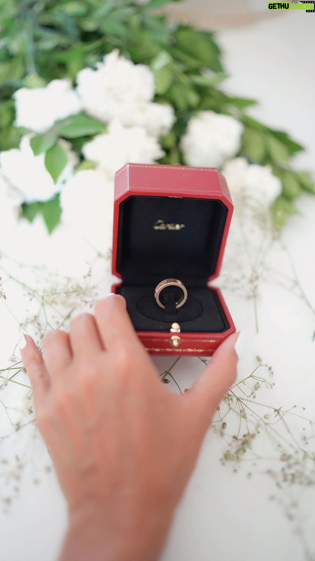 Aakriti Rana Instagram - Rohan surprised me with this ring while proposing but this cutie didn’t get the size right. However i recently found a quick little hack to fix that. These spiral silicon tighteners come in different sizes and for both gold and silver rings. This is just a temporary hack though before you find a permanent solution 😬 Let me know if you need the link ❤️ #aakritirana #hack #proposal #ring #hacks #amazonfinds #reelsinstagram #engagementring #reelsindia