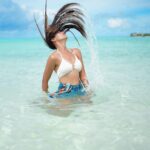 Aakriti Rana Instagram - Tutorial for phone and camera both! You are welcome 😂 If you have any questions then comment below. Don’t forget to share your clicks with me. I would love to seee #aakritirana #tutorial #photography #iphonephotography #livephoto #hairflip #travelblogger #indiantravelblogger #maldives #edits #travelphotography #reelsindia