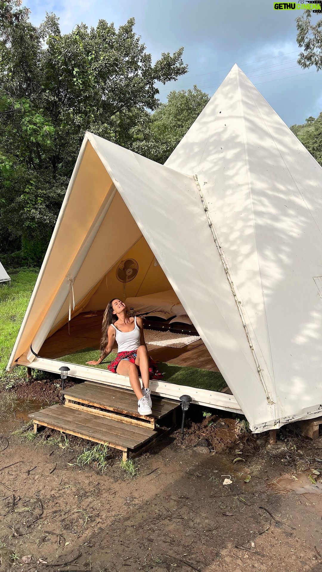 Aakriti Rana Instagram - I’ve never seen such Pinteresty tents in India! Had the best time with my gang at @glmpxevrstglamping. This place is between Pune and Mumbai at near Pawna lake. You can see the lake from here and there is a beautiful waterfall right behind. The tents are so comfortable and have attached washrooms. SHARE this with your friends! ❤️ #aakritirana #maharashtra #pawnalake #glamping #friends #reelsindia #camping #travelblogger #indiantravelblogger Pawna Lake - Camping Village
