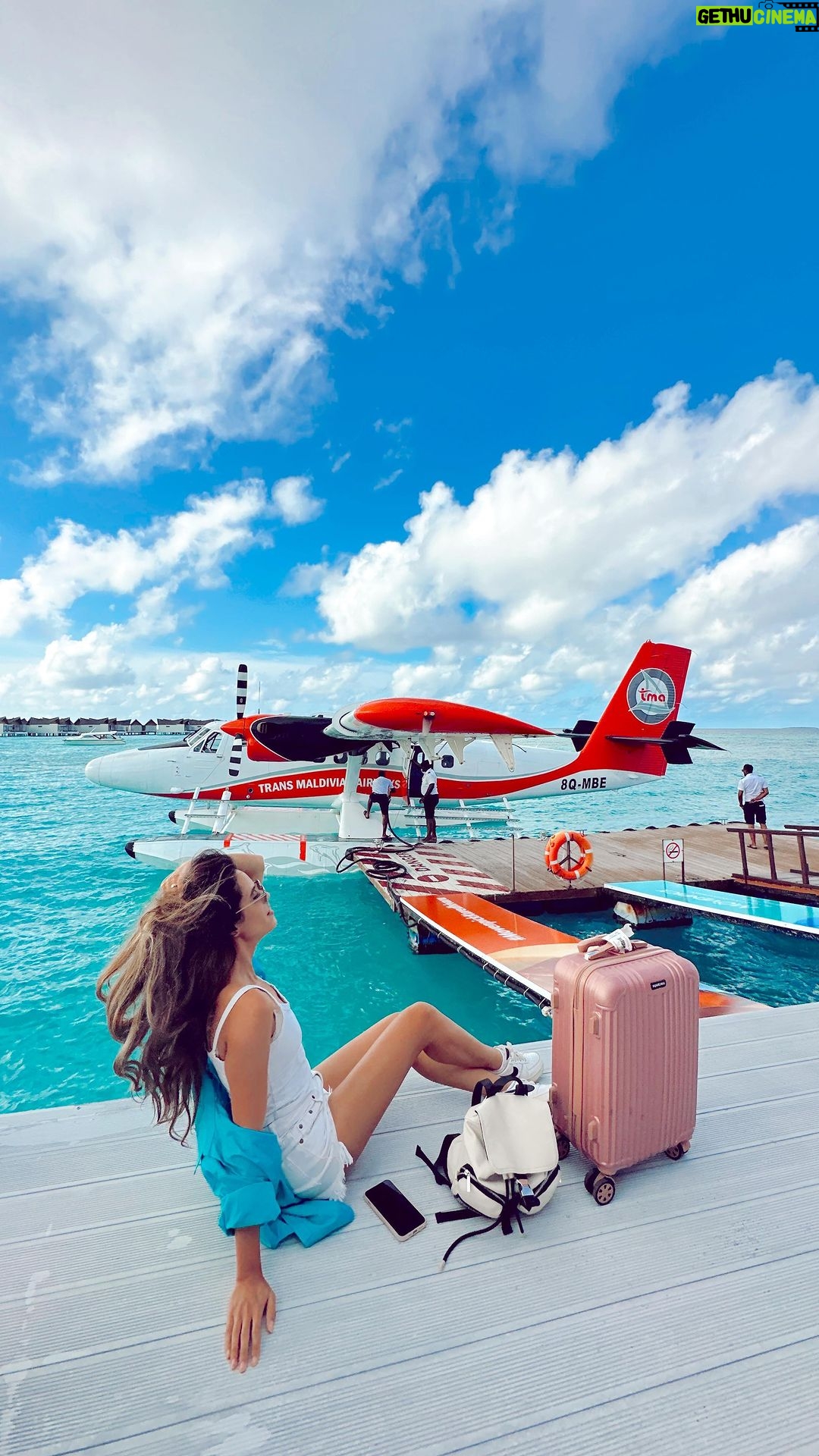 Aakriti Rana Instagram - Man I love window seats ๐ Let me know if youโve tried this hack before ๐๐ Save it for your next trip! โค๏ธ #aakritirana #travel #hack #maldives #travelphotography #windowseat #travelblogger #indiantravelblogger #reelsinstagram #reelsindia