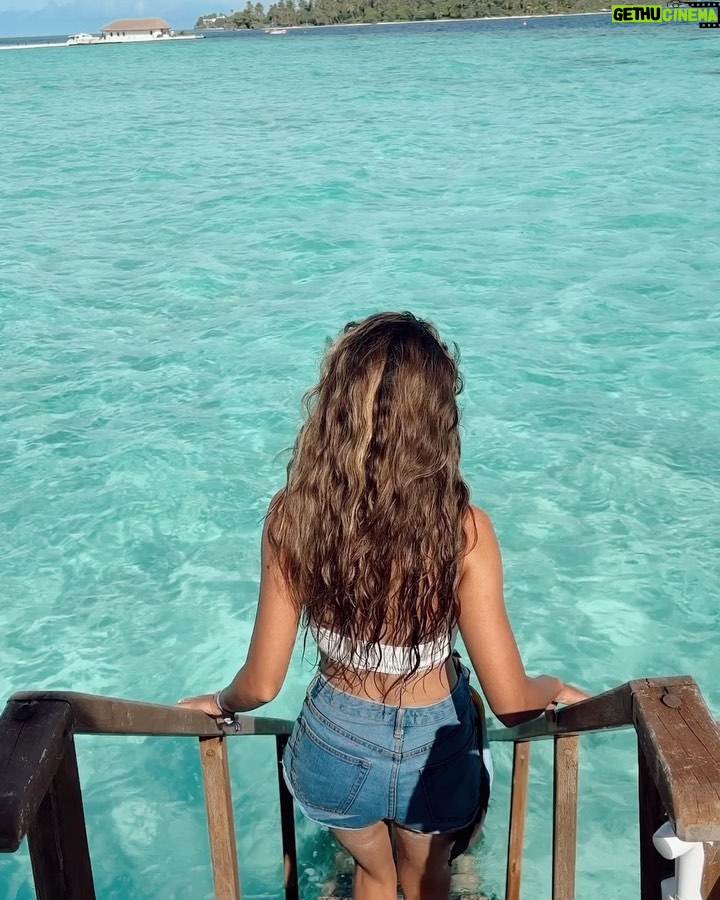 Aakriti Rana Instagram - Bronze and Boujee! It’s my 5th country in 2 months and man I am so so tanned. I can’t even use my makeup now 😂 Okay bye gotta go and swim with some pretty fishies! The sun can’t stop meeee. 😋 Location: @cinnamonvelifushi #aakritirana #maldives #travel #wanderlust #tanned #indiantravelblogger #vacationmode Maldives