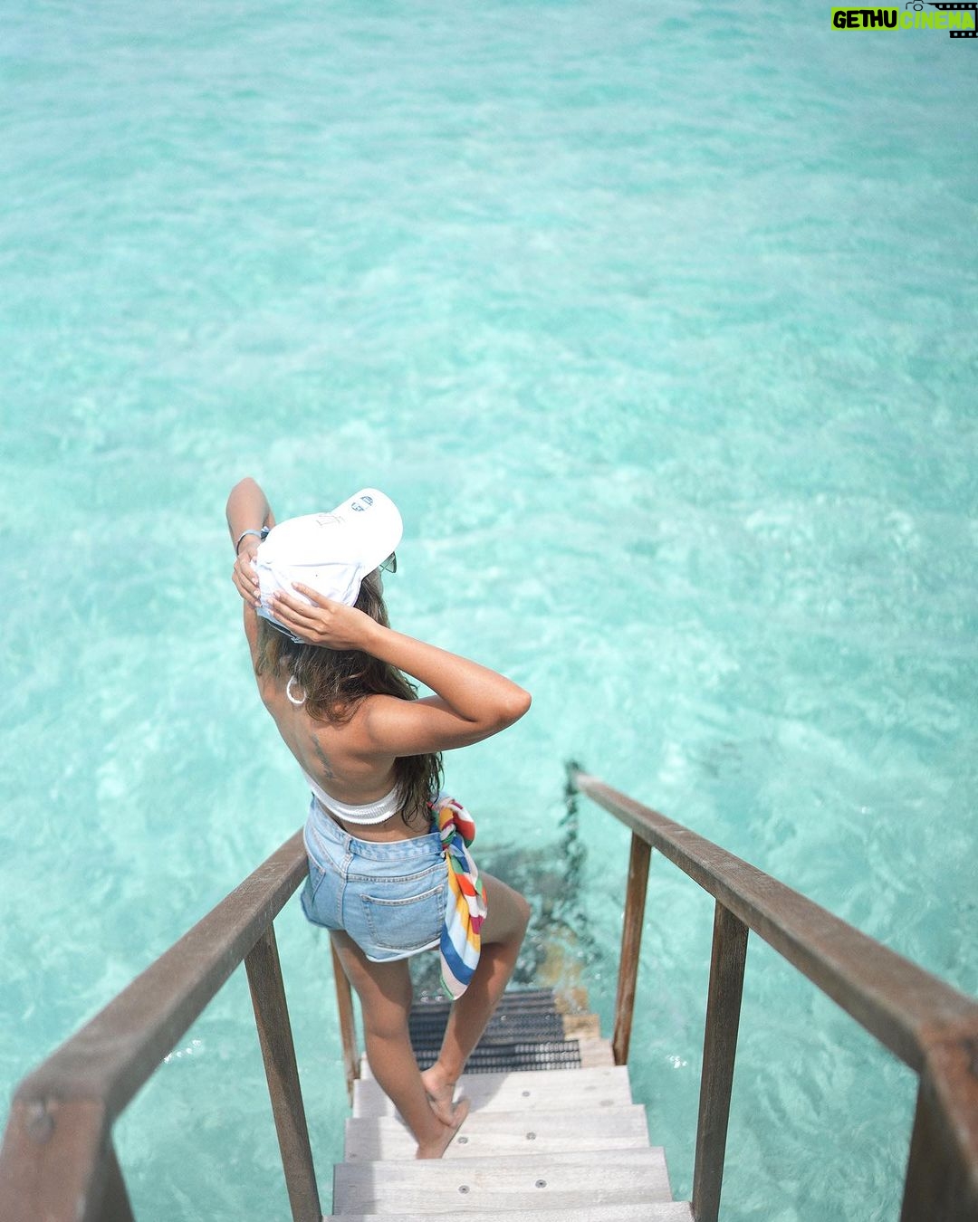 Aakriti Rana Instagram - Bronze and Boujee! It’s my 5th country in 2 months and man I am so so tanned. I can’t even use my makeup now 😂 Okay bye gotta go and swim with some pretty fishies! The sun can’t stop meeee. 😋 Location: @cinnamonvelifushi #aakritirana #maldives #travel #wanderlust #tanned #indiantravelblogger #vacationmode Maldives