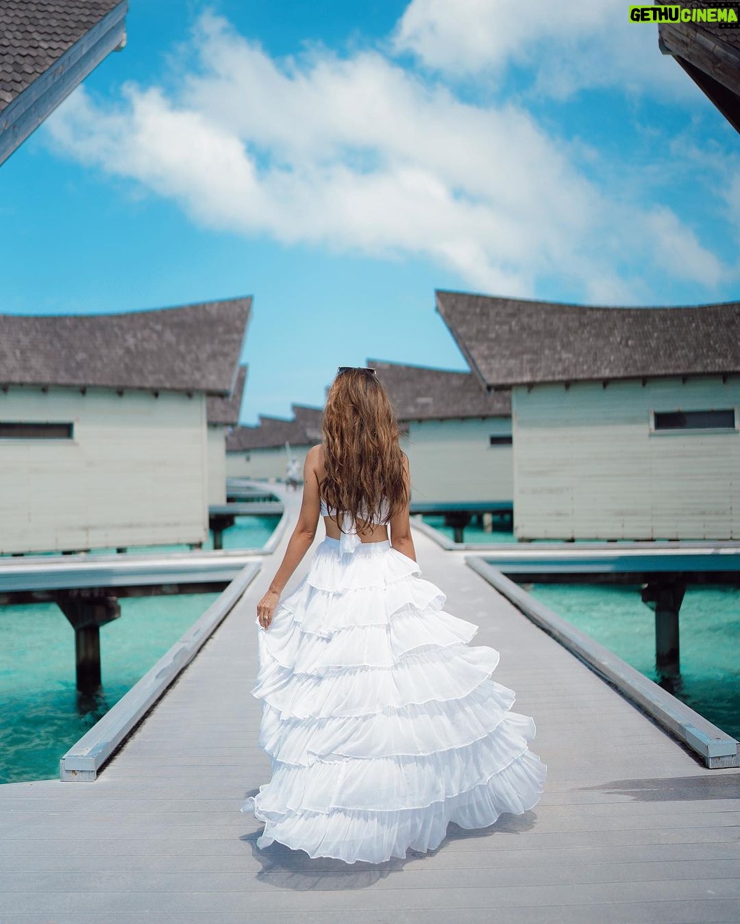 Aakriti Rana Instagram - I love traveling by myself but damn I really miss Rohan when I go to some of these places. Maldives without Rohan feels so incomplete. One second I am in awe of the place and the other second I am missing him. Location: @movenpickkuredhivarumaldives Outfit: @itgirl_love #aakritirana #maldives #travelblogger #wanderlust #vacationmode #collab #indiantravelblogger #maldivesislands