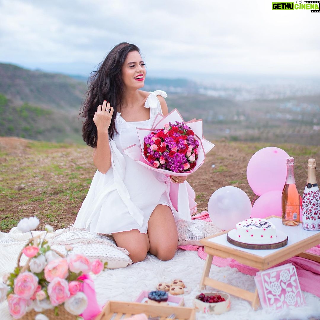 Aakriti Rana Instagram - Pictures from my last 6 birthdays 🎂 Thank you for all the love and lovely wishes! You guys are amazing ❤️ 1) Rohan and @raghav.kalraa took me to the hills near Pune and did a beautiful setup for my last birthday. 2) Rohan is rarely here for my birthday and this time was his first time when he could be there so it was really special. 3) Did a little DIY setup and @dikshavohra and I celebrated my first birthday after covid together. She even baked a cake for me. 4) I was completely alone during covid in my Pune flat and I decided to do celebrate my birthday myself. I clearly love doing DIY birthday decorations. 5) i celebrated my birthday with a meet and greet at my Jabalpur army house(dad was posted there). I flew back to pune and Diksha picked me up from the airport and surprised me with this beautiful birthday setup at home. She even made a video for me with messages from all of my closest people. Aisi friend sabko mile 😍 6) This year was all about family and home ❤️ #aakritirana #birthday #celebration #birthdaygirl #birthdaydecor #family
