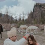 Aakriti Rana Instagram – Story behind the side partition sindoor 🤣
Friends were saying center mei but his mind was saying maang toh side mei hai 🤣🤣🤣🤣
Thankfully he didn’t put it at two different places 🤣🤣
Should have made him practice first 🤣

#aakritirana #aakritigetsanchored #wedding #indianwedding #ceremony #shaadi #funnyvideos #sindoor #couplevideos #reelsinstagram