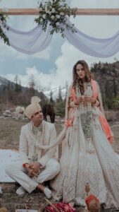 Aakriti Rana Instagram - It was so tough to control our laughter during the ceremony. Rohan obviously couldn’t control 🤣🤣🤣 Someone also said “yeh ghode ko chana nahi pacha aaj” 🤣🤣🤣🤣 #instagramvsreality #horses #wedding #indianwedding #weddingceremony #funnyvideos #couplevideos #reelsinstagram #manali #himachal #couplereels Manali, Himachal Pradesh