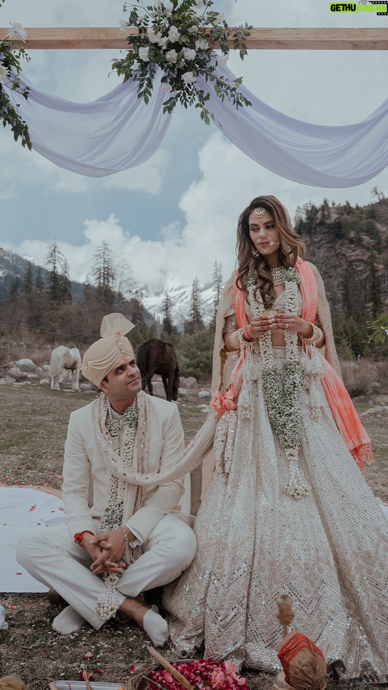 Aakriti Rana Instagram - It was so tough to control our laughter during the ceremony. Rohan obviously couldn’t control 🤣🤣🤣 Someone also said “yeh ghode ko chana nahi pacha aaj” 🤣🤣🤣🤣 #instagramvsreality #horses #wedding #indianwedding #weddingceremony #funnyvideos #couplevideos #reelsinstagram #manali #himachal #couplereels Manali, Himachal Pradesh