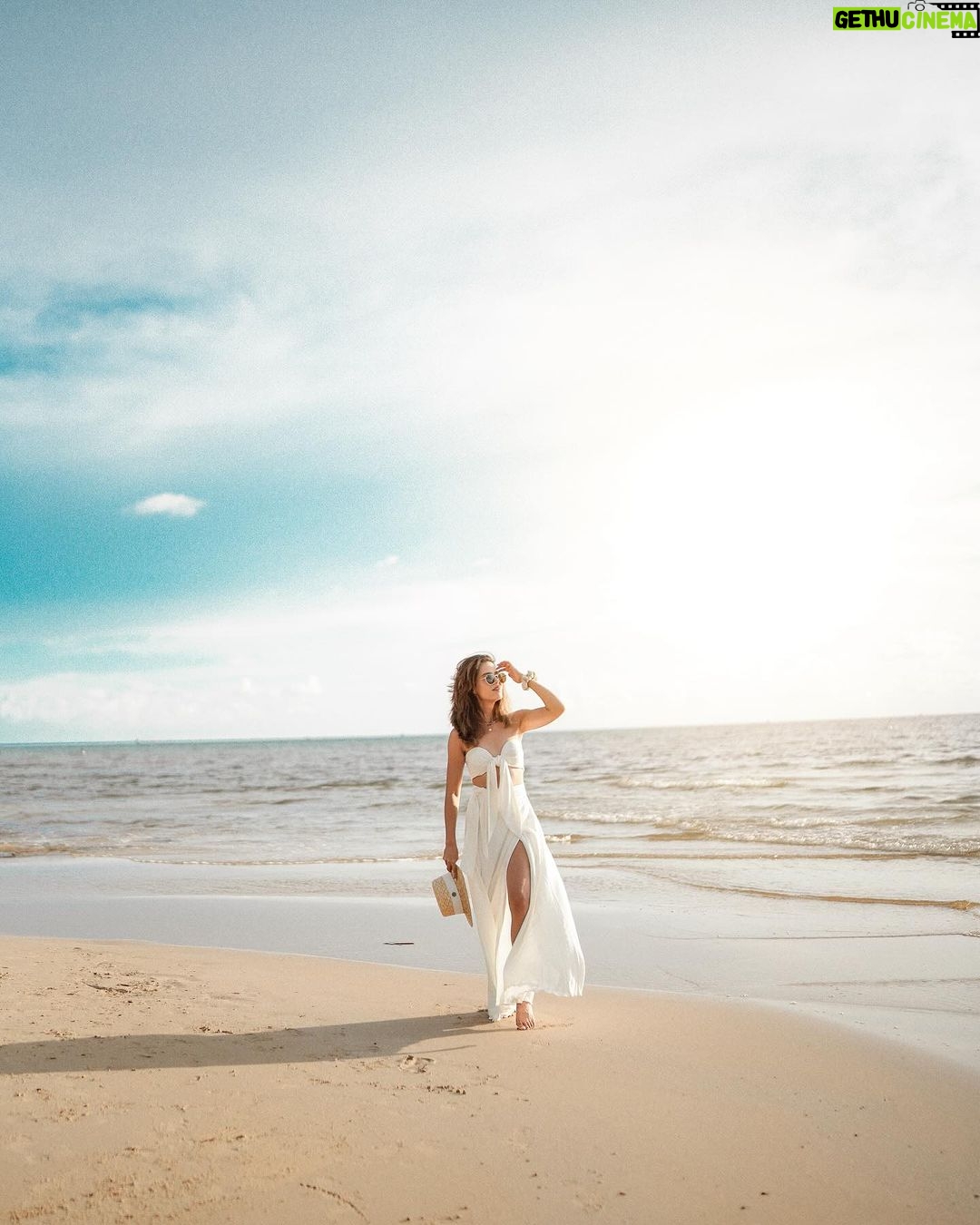 Aakriti Rana Instagram - Found some amazing stuff in Vietnam. Should have taken empty suitcases there haha. Got this outfit stitched and got my favourite new hat also from here! Do you want to see all Vietnam shopping video? ❤️ #aakritirana #vietnam #phuquoc #beachphotography #travelblogger Phu Quoc Island, Vietnam