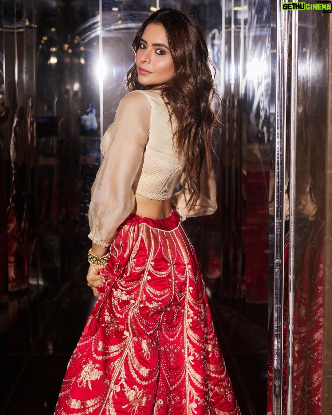 Aamna Sharif Instagram - Embrace the glitter and let your inner shine radiate.… . . . . . , . . In @raw_mango @sanzanyjewels @handbagsbybhavnakumar Styled by @shrushti_216 @mukeshpatilmakeup @chettiarqueensly 📷 @dinesh_ahuja