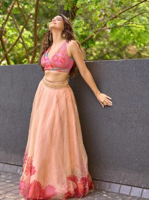 Aamna Sharif Instagram - 🌸
.
.
.
.
.
.
.
,
.
@rajiramniq
@sanzanyjewels
@shrushti_216
📷 @ziaulhaque 
@stheticbyshivani 
@arbazshaikh6210