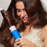 Aamna Sharif Instagram – Getting ready to look like a fire cracker this festive season with my all new Dyson airwarp Blue Blush edition!! 

#DysonHair #DysonAirwrap #DysonIndia #DysonFestiveStyling #Gifted
.
.
.
.
.
.
.
.
.
.
In @ridhimabhasinofficial 
@shrushti_216
@mukeshpatilmakeup 
@chettiarqueensly