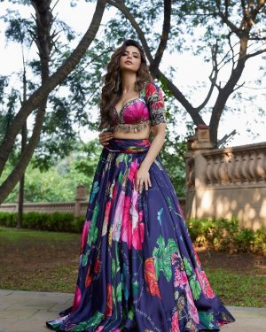 Aamna Sharif Instagram - 🪻

.
.
.
In @mahimamahajanofficial 
Styled by @shrushti_216 
@trishasarang 
@tinamukharjee 
@divyashetty_ 
Loc @westinmumbaipowai