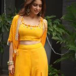 Aamna Sharif Instagram - Heeriye… . . . . . . . . . . . . @shrushti_216 @pinkcitybysarika @razwada.jewels @saba_hair_makeupartist @sanjaydubeyphotography