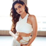 Aamna Sharif Instagram - Discover yourself, otheriwse you have to depend on other people’s opinions who don’t know themselves 🤍 . . . . . . . 📷 @onegreymood Makeup - @aafreenmakeupandhair