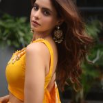 Aamna Sharif Instagram - Heeriye… . . . . . . . . . . . . @shrushti_216 @pinkcitybysarika @razwada.jewels @saba_hair_makeupartist @sanjaydubeyphotography