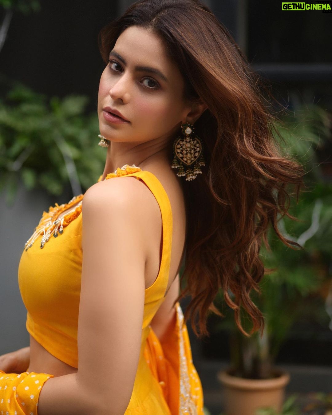 Aamna Sharif Instagram - Heeriye… . . . . . . . . . . . . @shrushti_216 @pinkcitybysarika @razwada.jewels @saba_hair_makeupartist @sanjaydubeyphotography