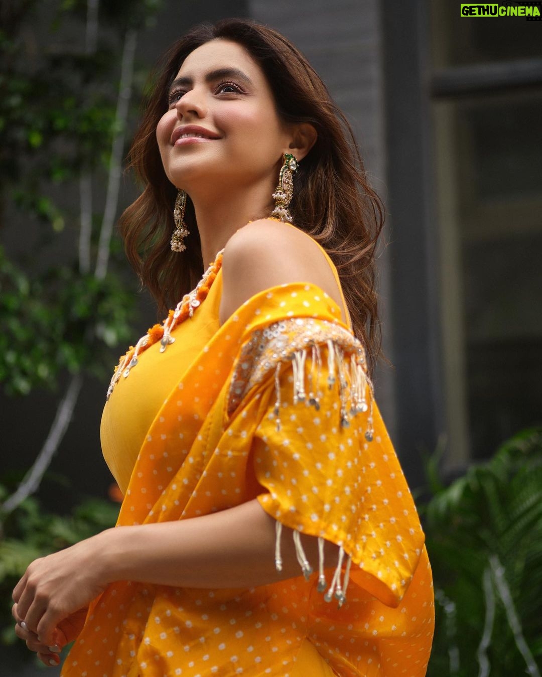 Aamna Sharif Instagram - Heeriye… . . . . . . . . . . . . @shrushti_216 @pinkcitybysarika @razwada.jewels @saba_hair_makeupartist @sanjaydubeyphotography