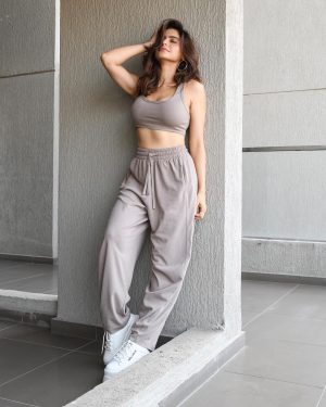 Aamna Sharif Instagram - Not picky… just know what i want ✌🏻🫶
.
.
.
.
.
📷 @shazzalamphotography 
Makeup n hair @saba_hair_makeupartist
