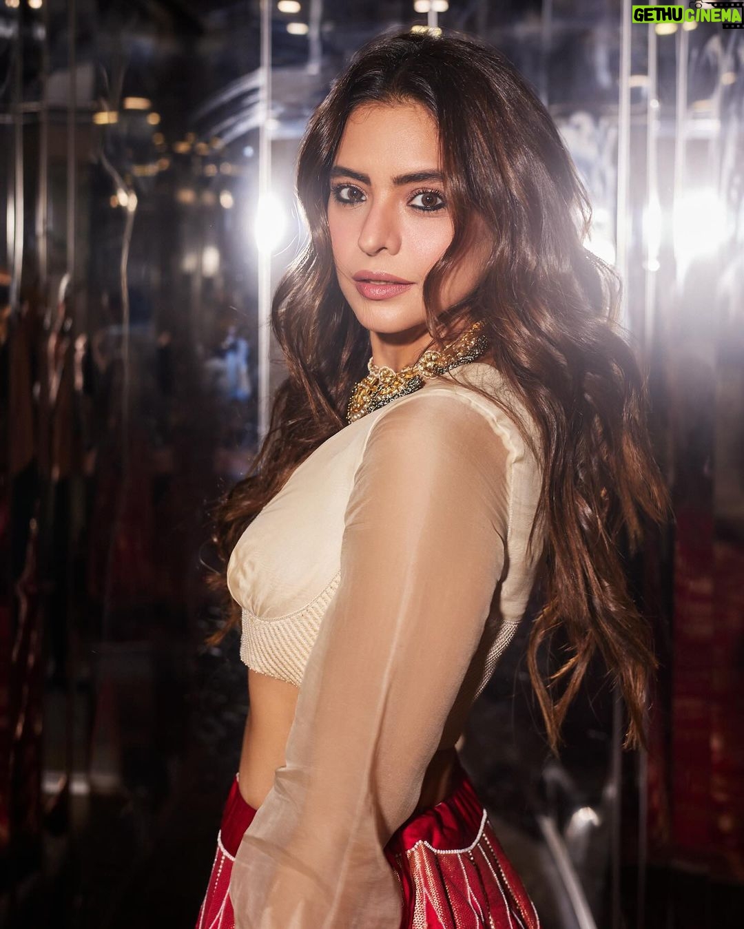 Aamna Sharif Instagram - Embrace the glitter and let your inner shine radiate.… . . . . . , . . In @raw_mango @sanzanyjewels @handbagsbybhavnakumar Styled by @shrushti_216 @mukeshpatilmakeup @chettiarqueensly 📷 @dinesh_ahuja