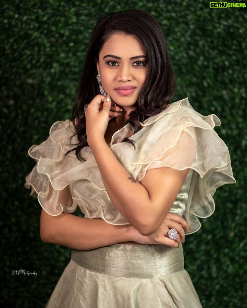 Aarthi Subash Instagram - Makeover: @saranyamakeupartistry Outfits: @ki.ruban.ra.j.s Hair do: @vanitha_makeover Photography: @sathyaphotography3 Jewels: @littlefingers_bridal_jewellery Chennai, India