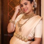 Aarthi Subash Instagram - 🤍 . Make-up - @balambika_artistry Costume- @beaus_sketch2stitch Photographer - @valinjeeva_photography Jewellery - @vivahbridalcollections . #photoshoot #shootday #modelling #bridal #bridalmakeup #bridalsarees #keralasaree #hairdo #tamilactress #aarthisubash Chennai, India