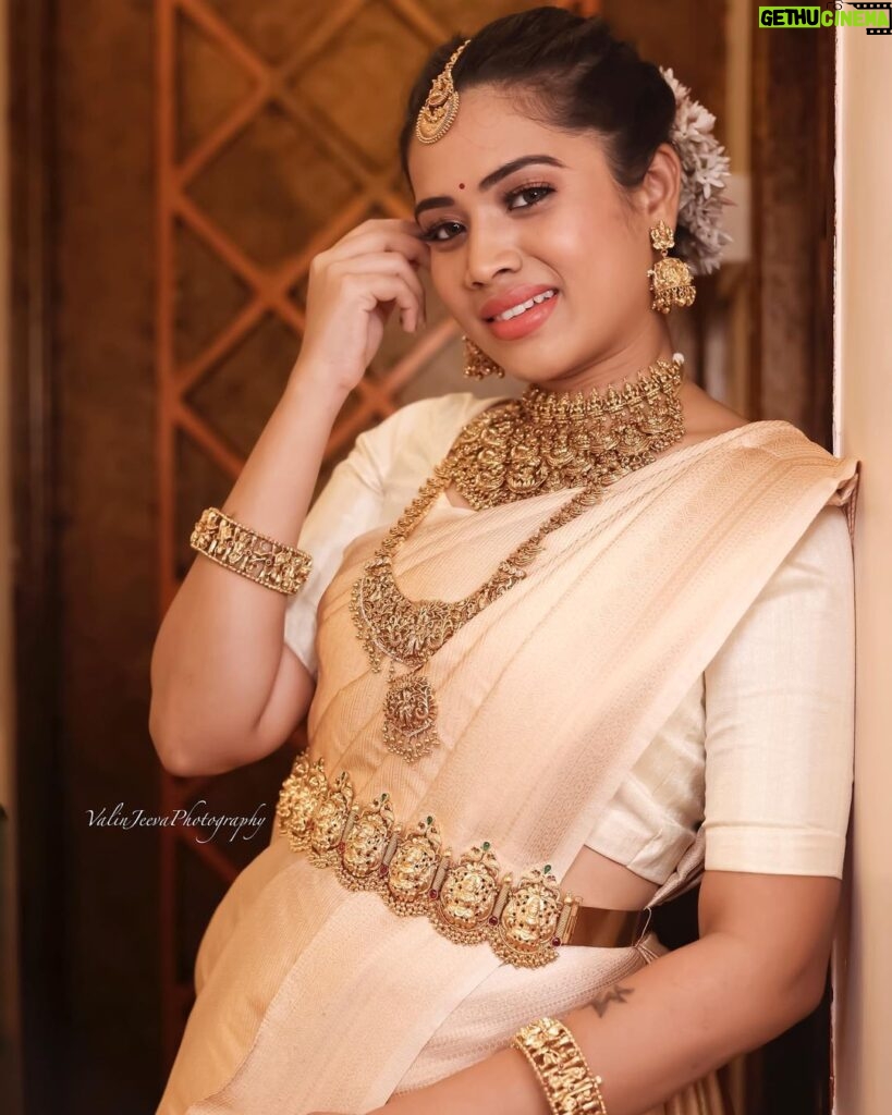 Aarthi Subash Instagram - 🤍 . Make-up - @balambika_artistry Costume- @beaus_sketch2stitch Photographer - @valinjeeva_photography Jewellery - @vivahbridalcollections . #photoshoot #shootday #modelling #bridal #bridalmakeup #bridalsarees #keralasaree #hairdo #tamilactress #aarthisubash Chennai, India