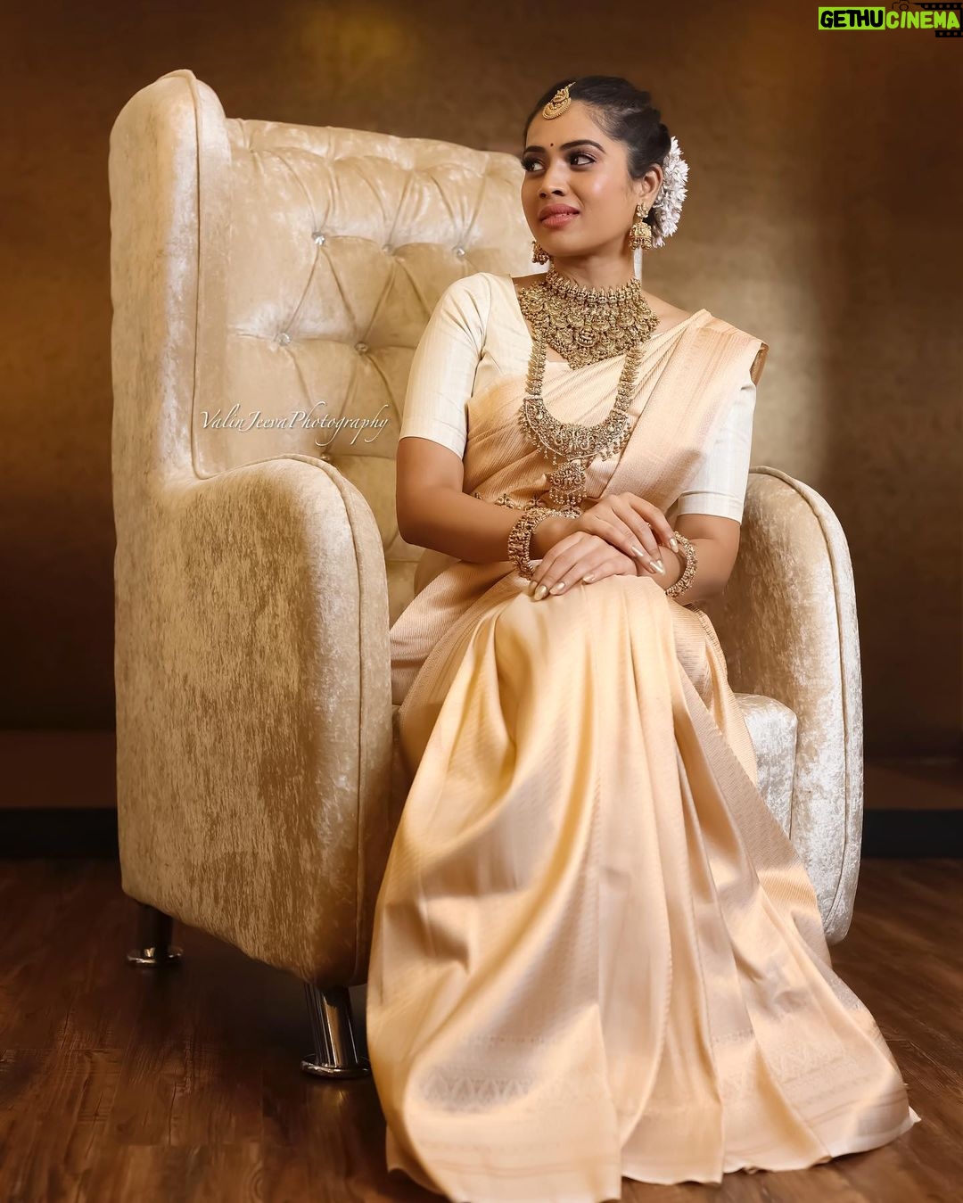 Aarthi Subash Instagram - π€ . Make-up - @balambika_artistry Costume- @beaus_sketch2stitch Photographer - @valinjeeva_photography Jewellery - @vivahbridalcollections . #photoshoot #shootday #modelling #bridal #bridalmakeup #bridalsarees #keralasaree #hairdo #tamilactress #aarthisubash Chennai, India