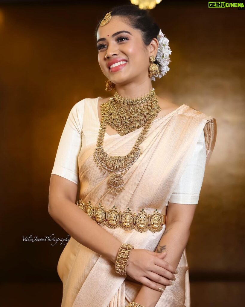 Aarthi Subash Instagram - 🤍 . Make-up - @balambika_artistry Costume- @beaus_sketch2stitch Photographer - @valinjeeva_photography Jewellery - @vivahbridalcollections . #photoshoot #shootday #modelling #bridal #bridalmakeup #bridalsarees #keralasaree #hairdo #tamilactress #aarthisubash Chennai, India