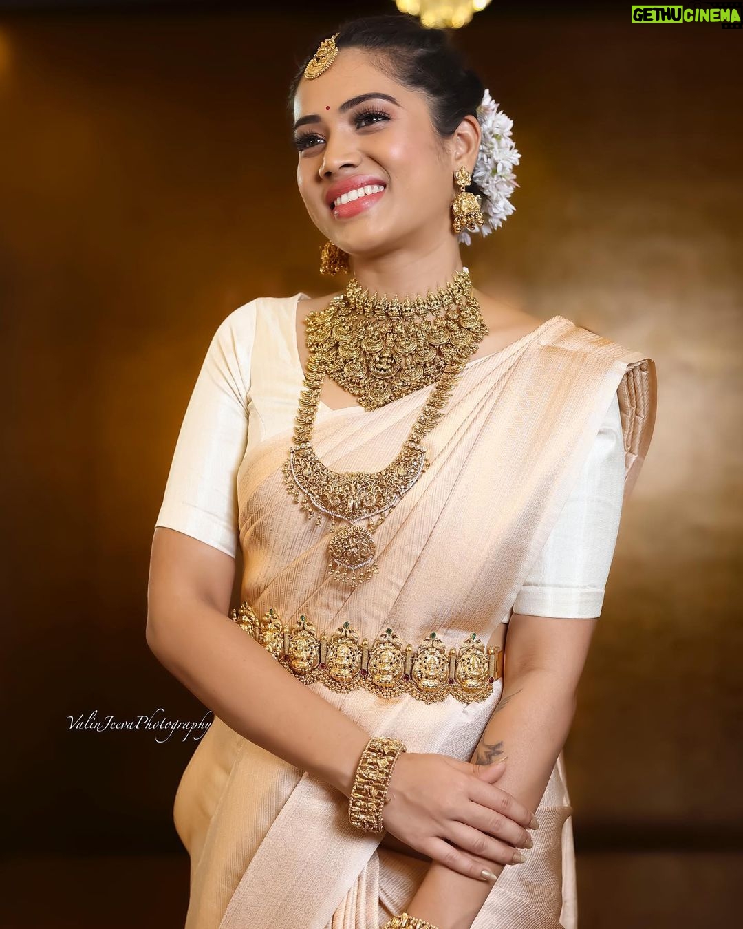 Aarthi Subash Instagram - π€ . Make-up - @balambika_artistry Costume- @beaus_sketch2stitch Photographer - @valinjeeva_photography Jewellery - @vivahbridalcollections . #photoshoot #shootday #modelling #bridal #bridalmakeup #bridalsarees #keralasaree #hairdo #tamilactress #aarthisubash Chennai, India