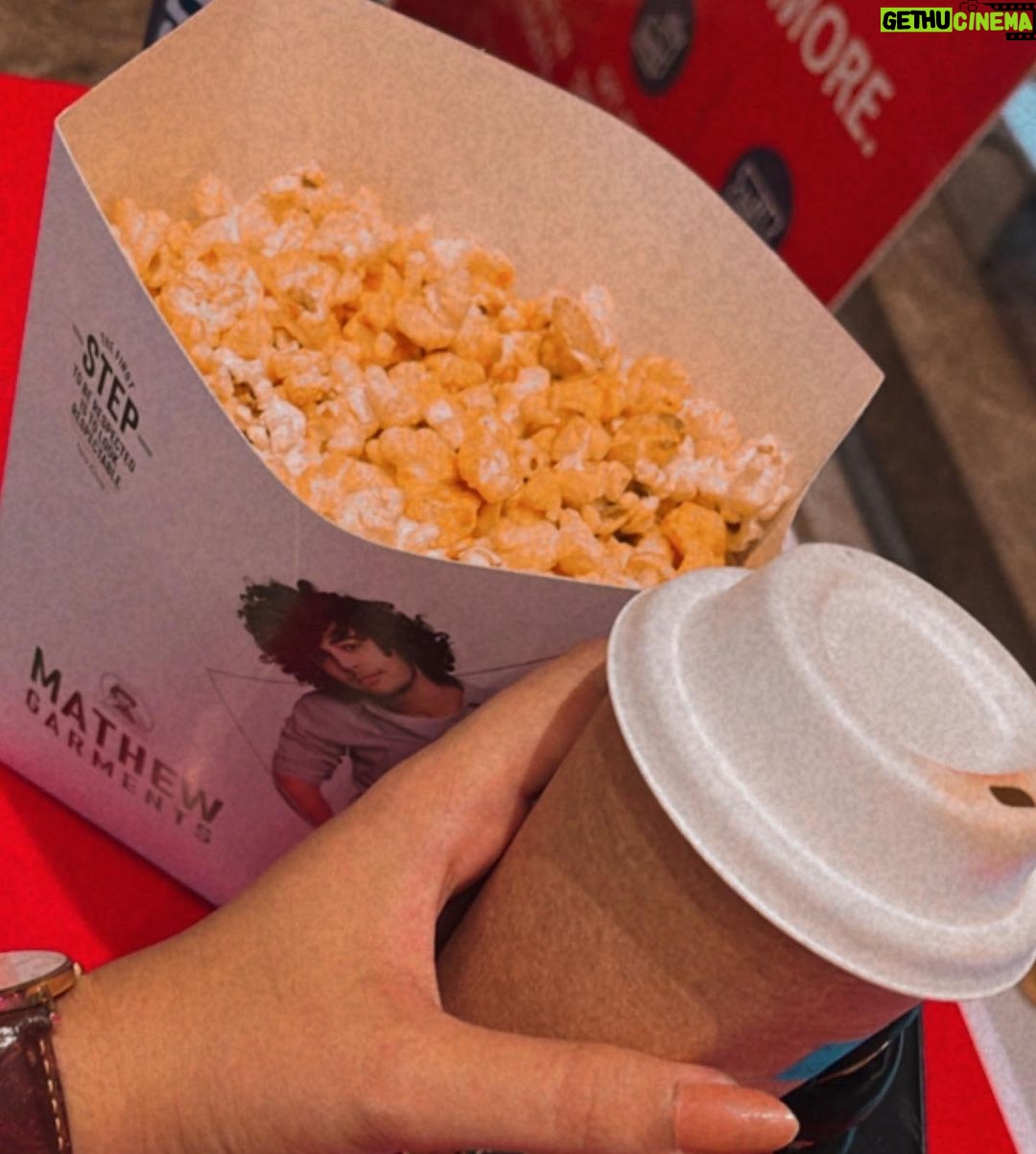 Aarthi Subash Instagram - ✨ . #movienight #popcorn #cinema #filmlover #aarthisubash #happyeveings Forum Vijaya Mall
