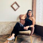 Aarthi Subash Instagram - Hey…keep ya chin up baby girl 😌❤️ . #black #blackoutfit #makeuptransformation #model #modellingshoot #offtd #happydays #allblack #indowesternstyle Park Elanza