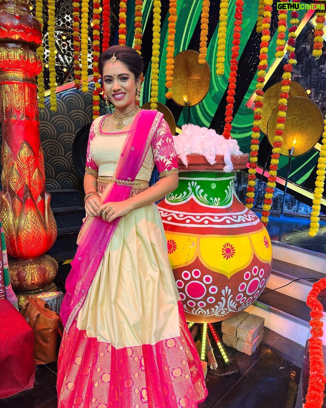 Aarthi Subash Instagram - Pattikada pattanama 🎤🎼 Outfit @naziasyedofficial Jewellery @plushjewelschennai Makeup @kalaiartistry Hairdo @red_makeover Sun Studio