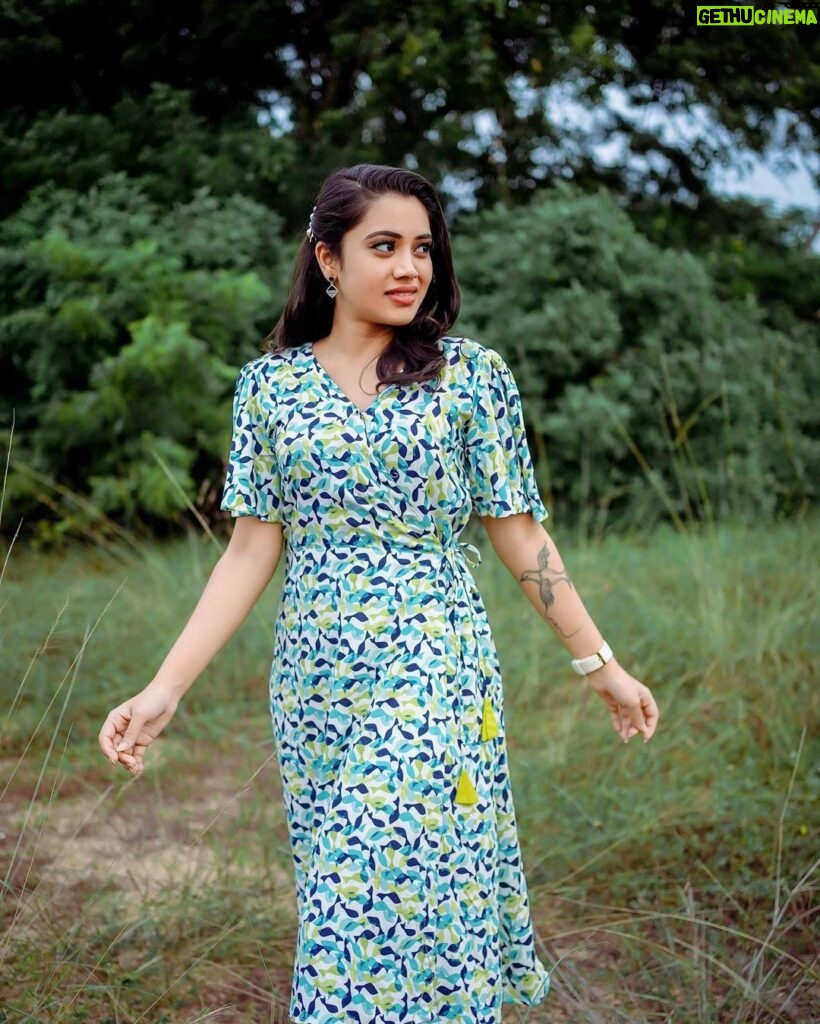 Aarthi Subash Instagram - 💛 outfit @yaakkai_apparel Photography @barath_blze Styling @tharsika_tharshi . #outfits #wrapdress #yaaki #photoshoot #model #aarthisubash #vjaarthisubash #suntv #actress #sunnetwork ECR
