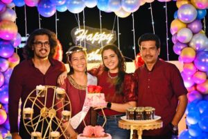 Aarthi Subash Instagram - This is my earlier heaven ❤️ #family 
Arrangement @can_eventmanagement 
Photography @clode_studio 
Dessert table @bakemeawishhhh 
#southindian #tollywoodactress #tamilponnu #madras #mallugirl #coloursofindia #hellohyderabad #tamily #malluactress #tamilgirl #kollywoodqueen #southactress #chennaifashion #chennaifashionblogger #fashionbloggerindia #southindianactress
#mollywoodactress #southindianstyle
#tamilserial #indianfashionblogger
#thegirlnextdoor #ootdindia #coloursofchennai #coloursofmadras
#ootdindian #southindianhairstyle #southindiangirls #chennaifashionblogger
#chennaiblogger #bangloreblogger